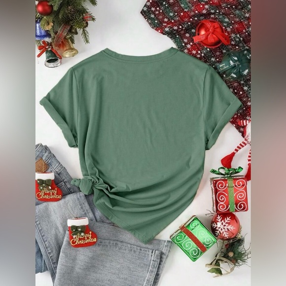 T-SHIRT “I’M FINE. EVERYTHING IS FINE.” CHRISTMAS LIGHT DESIGN DARK GREEN NWT - Picture 6 of 7